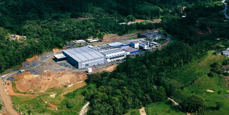 projeto prevê um aumento de 60% na produção de papéis especiais, permitindo a duplicação do faturamento da empresa até 2030.webp