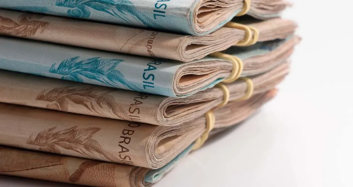 Notas de reais empilhadas.webp