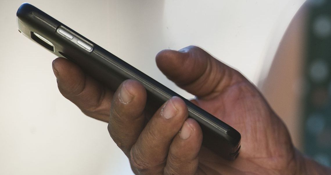 Volume de serviços recua 0,7% de fevereiro para março