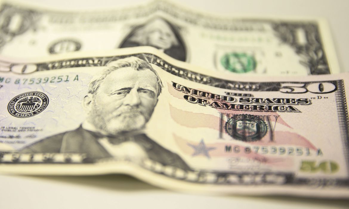 Dólar encerra julho com maior queda mensal do ano