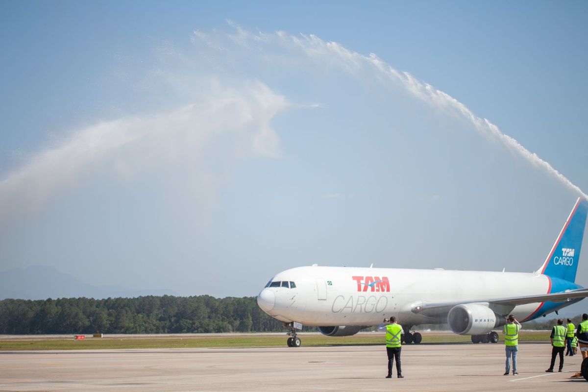 SC passa a ter ligação aérea com Miami no transporte de cargas