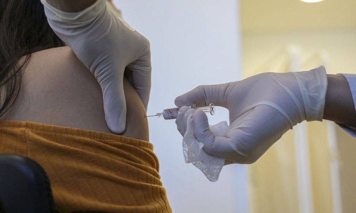 Pfizer e BioNTech dizem que sua vacina contra Covid é 90% eficaz