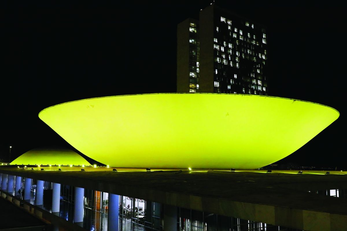 Fitch mantém rating do Brasil, mas com perspectiva negativa