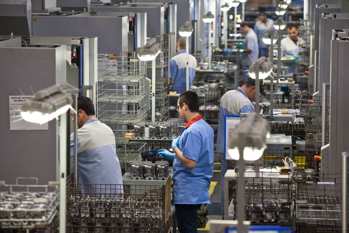 Emprego cresce na indústria com atividade do setor aquecida