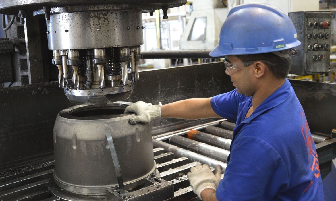 Produtividade do trabalho na indústria cresce 8% no terceiro trimestre