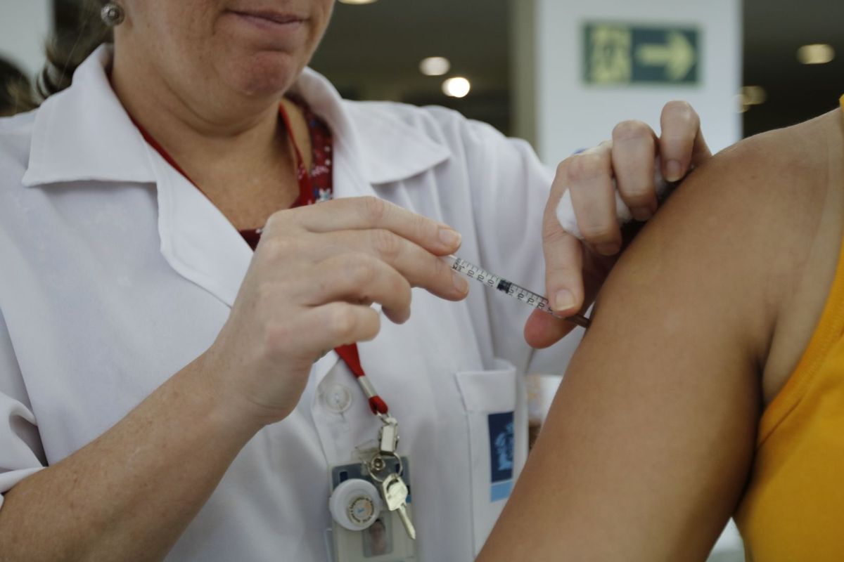 Reino Unido começa a vacinar população na próxima semana
