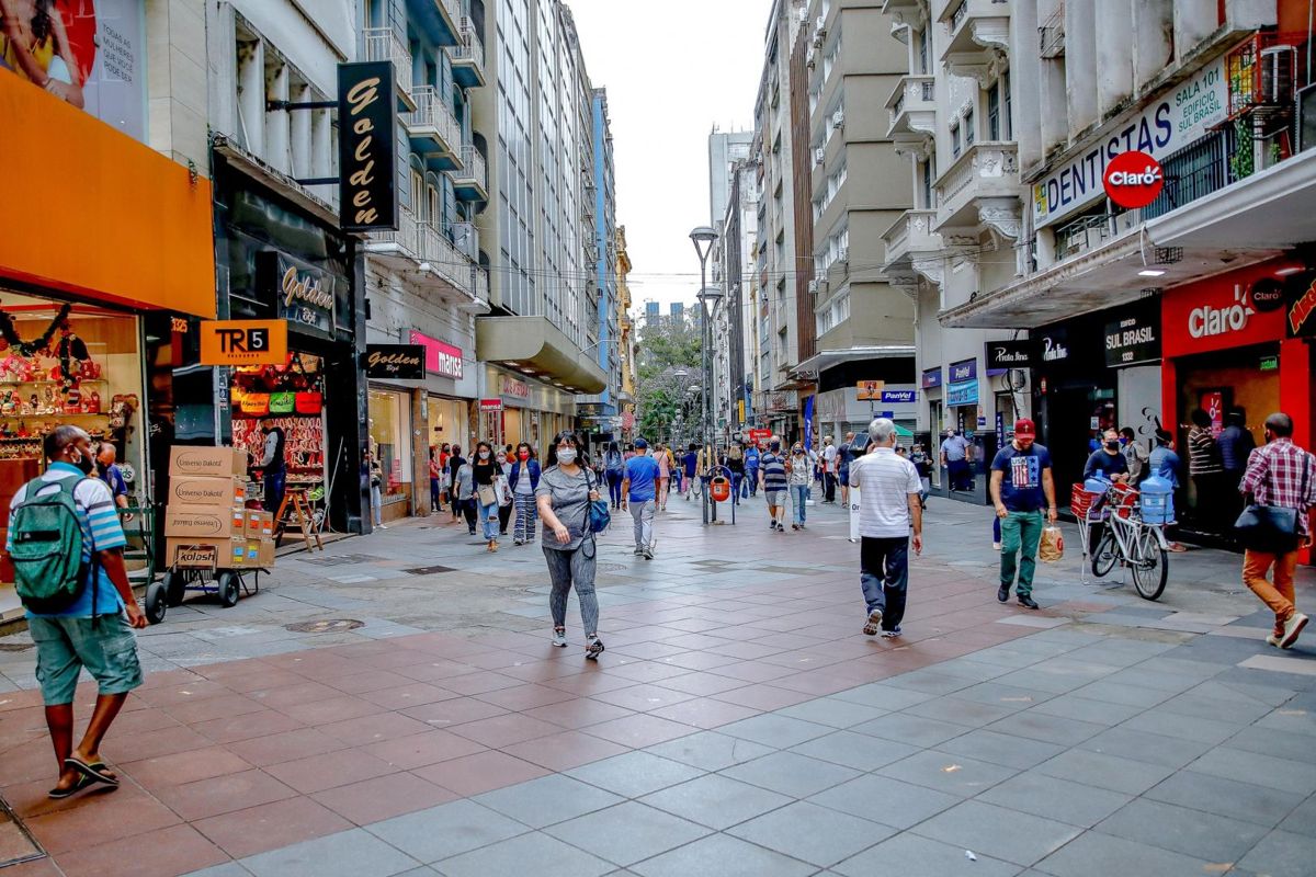 Quase a totalidade da população gaúcha está em cidades com alto nível de contágio