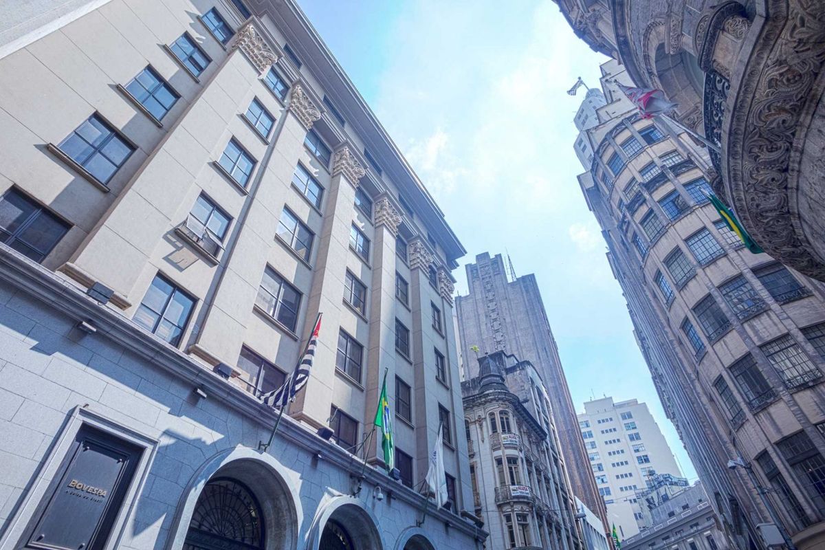 Bolsa cai com temor sobre variante do novo coronavírus