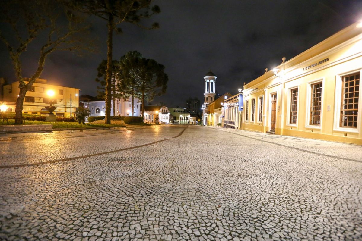 Paraná fecha serviços não essenciais para conter avanço da Covid