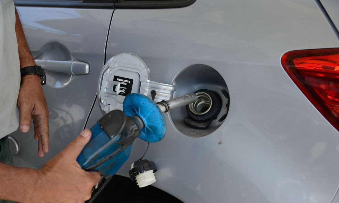 Preço do etanol quase se iguala ao da gasolina em SC e no RS
