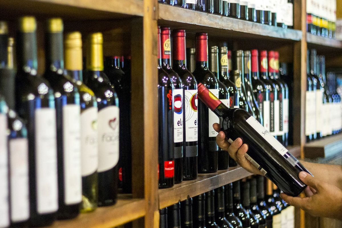 Enquanto Curitiba puxa inflação do vinho para o alto no Sul...