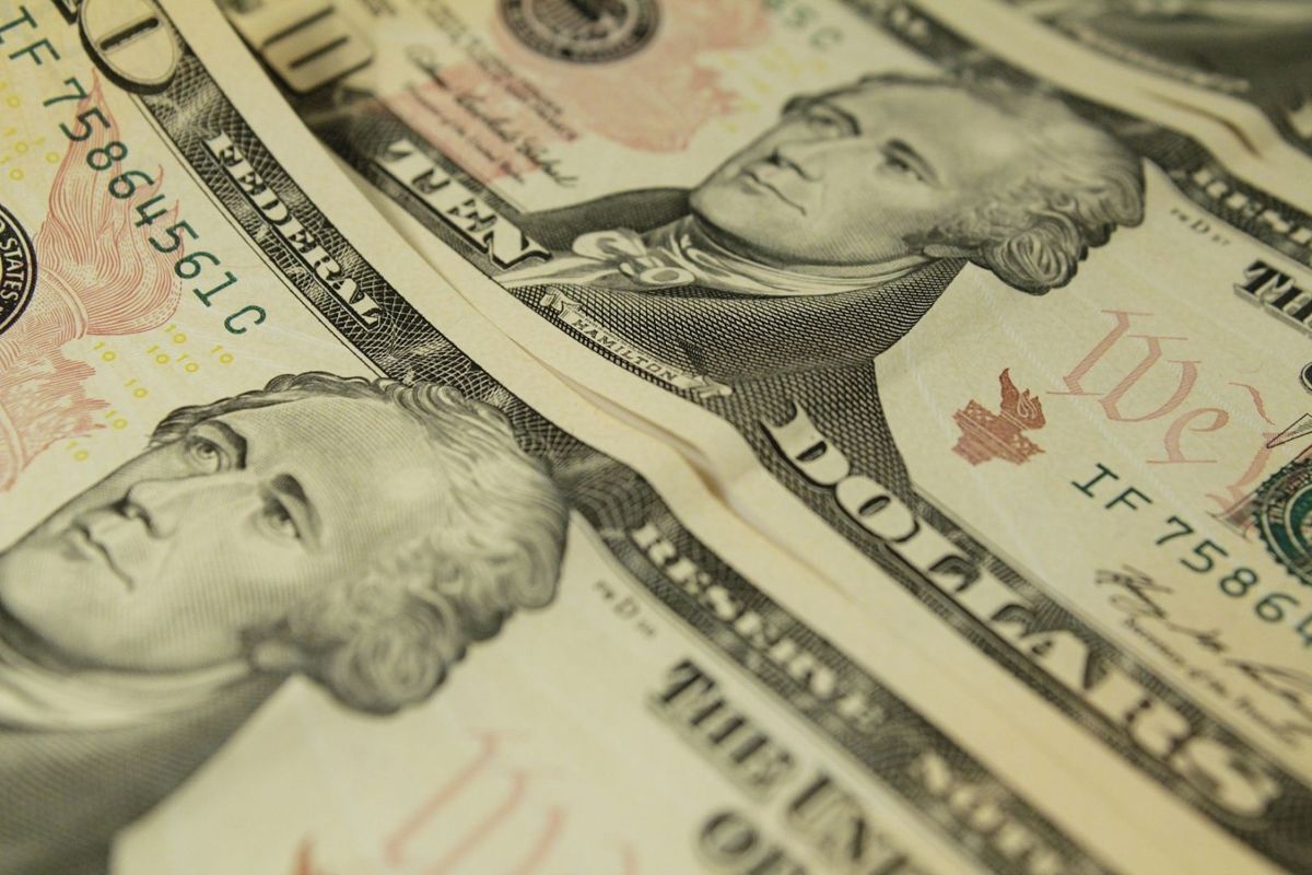 Dólar fecha em R$ 5,64 e tem maior alta para um dia em seis meses