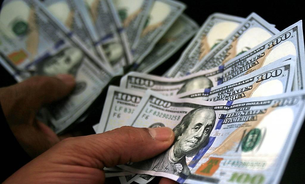Dólar fecha em R$ 5,67 em meio a preocupações com pandemia