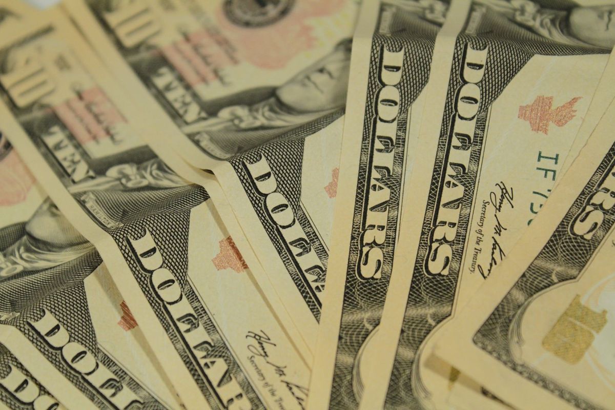 Dólar fecha no menor valor em quase dois meses