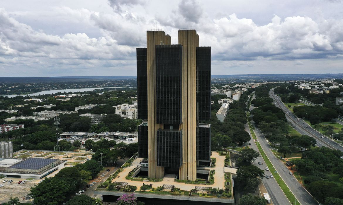 Mercado financeiro eleva projeção da inflação para 5,01%