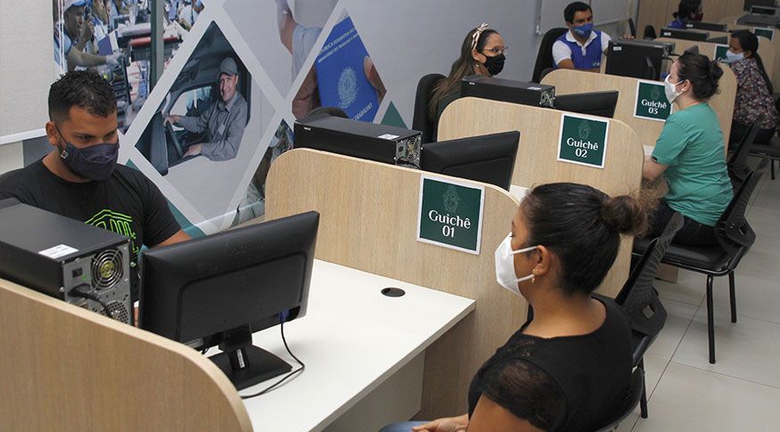 Desemprego fica estável em 14,4% no trimestre