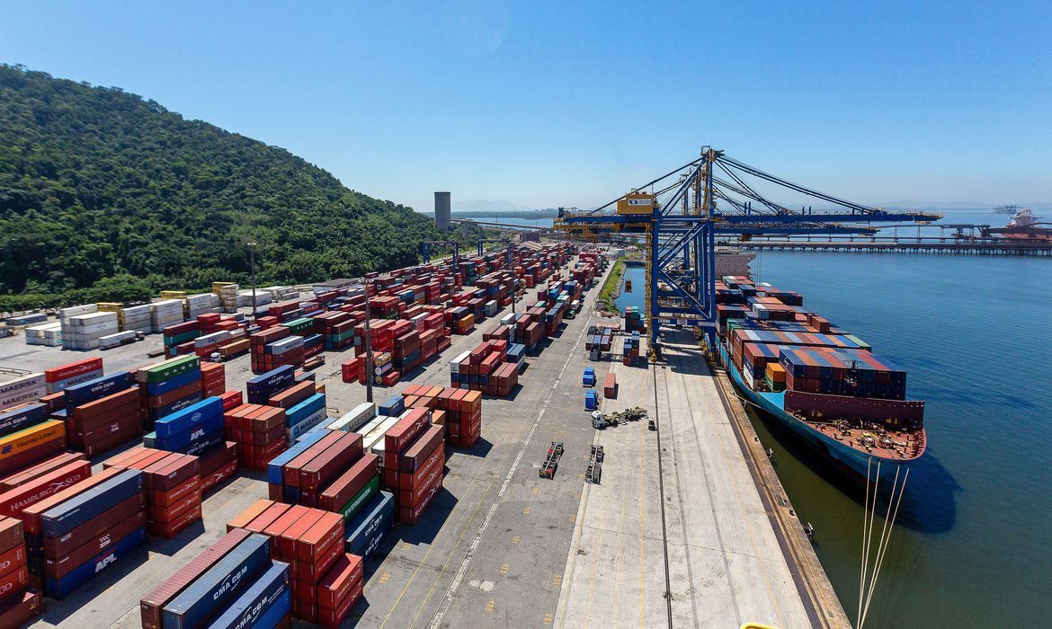 Balança comercial tem melhor saldo da história para meses de abril