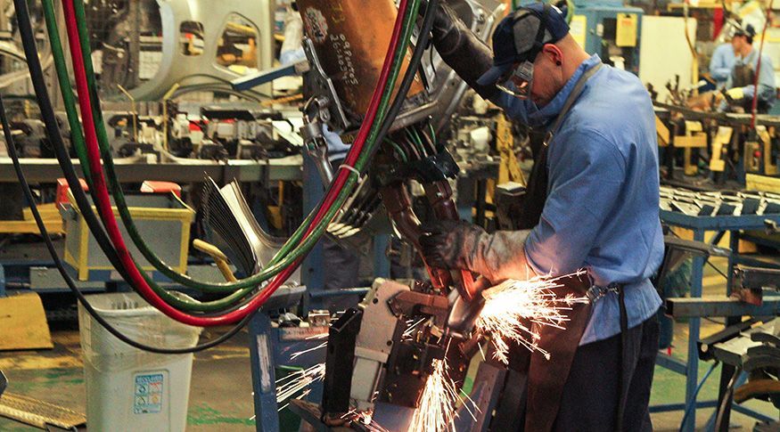Produção industrial cai 2,4% em março