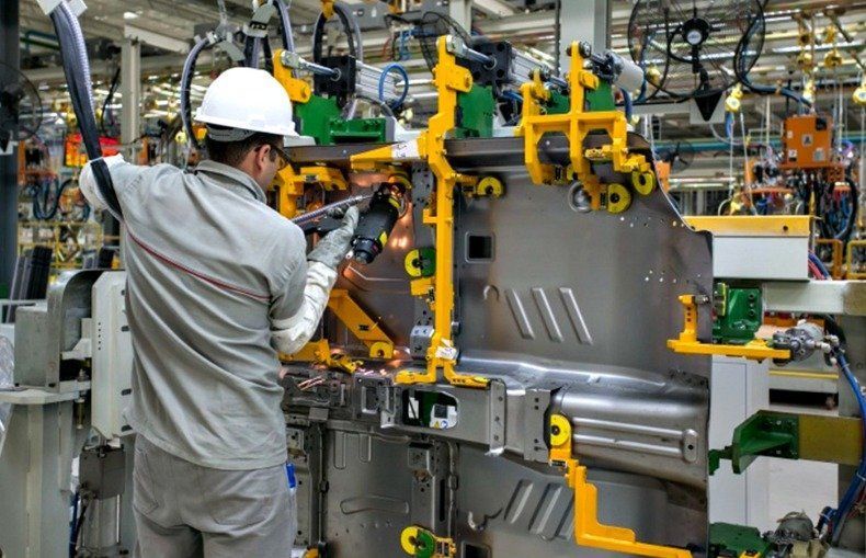Indústria volta a recuperar estoques em abril