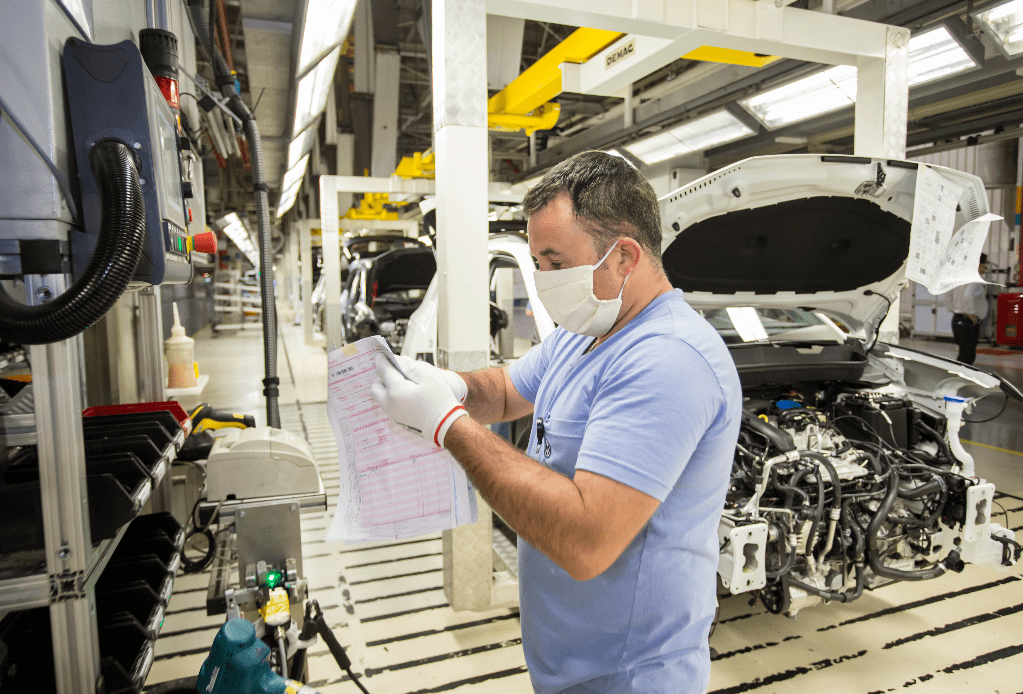 Falta de semicondutores interrompe produção da Volkswagen no Paraná