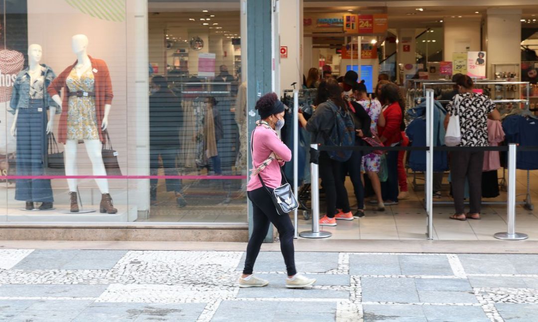 Comércio cresce 1,8% de março para abril