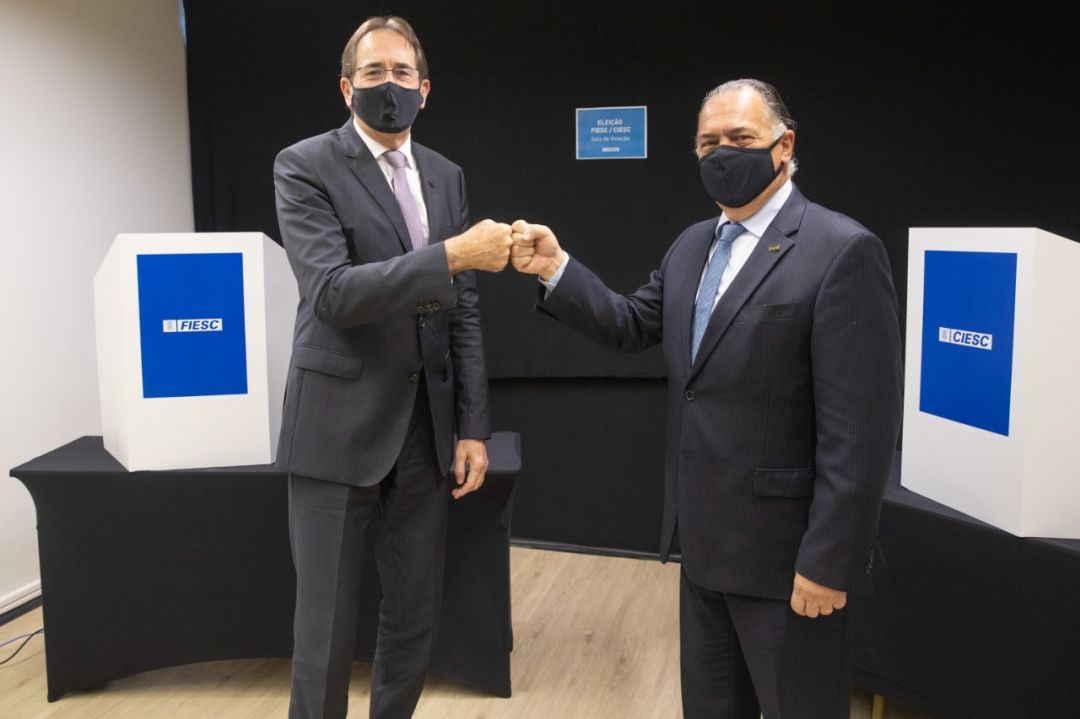 Mario Aguiar é reeleito presidente da Fiesc