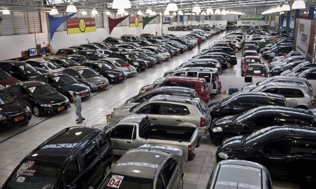 Produção de automóveis tem nova queda pela falta de semicondutores