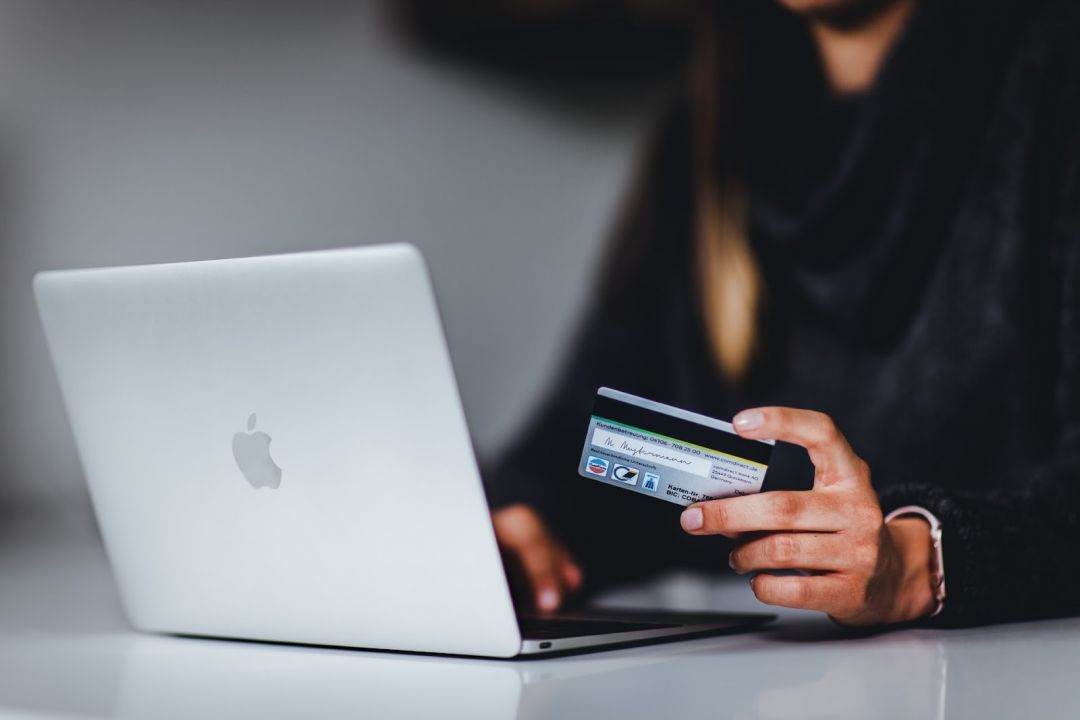 Metade dos brasileiros prefere lojas on-line do que físicas