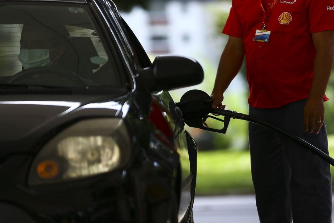 Agosto encerra com a média da gasolina próxima de R$ 6 no Sul