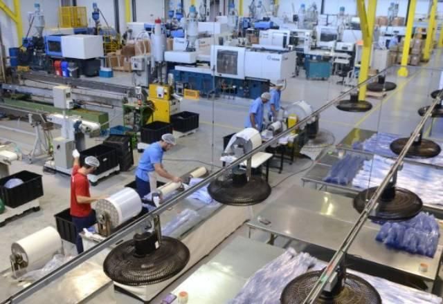 Emprego, faturamento e renda na indústria avançam em novembro