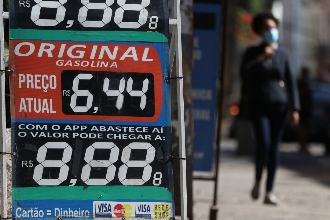 Preço médio da gasolina cai R$ 0,90 no país em três semanas