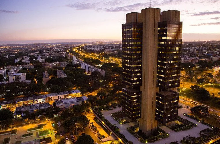 Banco Central eleva juros para 13,75% ao ano