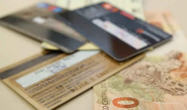 Endividamento e inadimplência atingem maior patamar em 12 anos