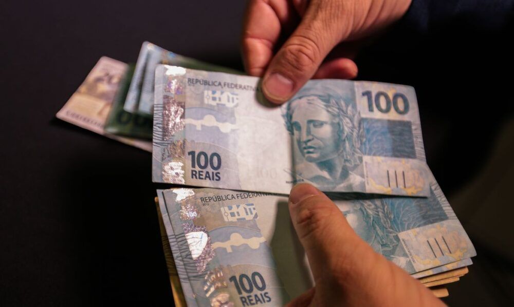 Dívida pública cai 0,7% em julho