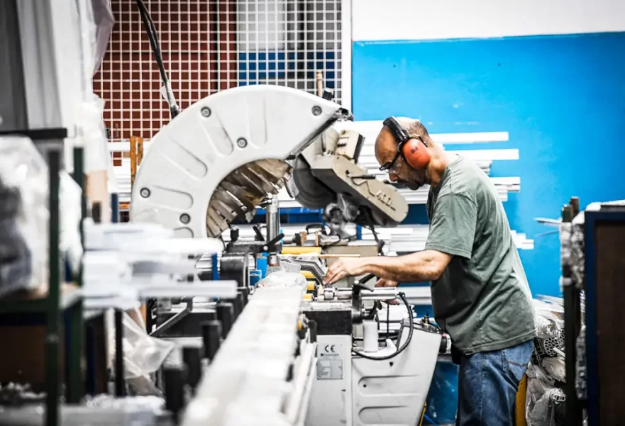 Produção industrial recua 0,6% em agosto