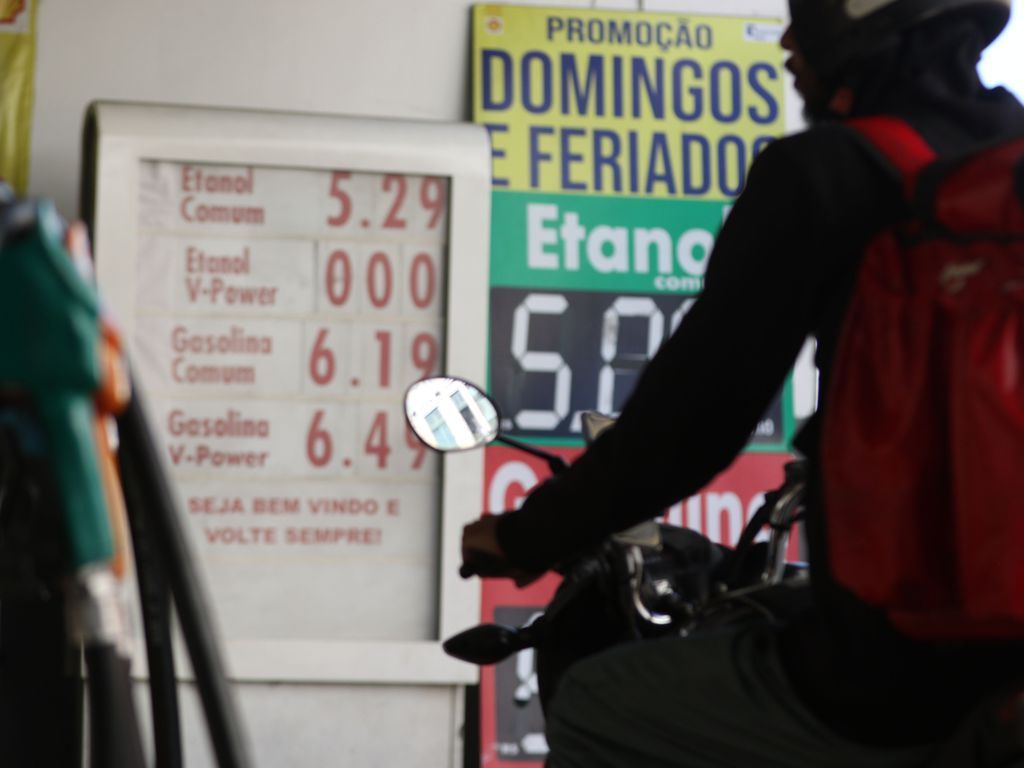 Preço da gasolina nos postos volta a subir após 15 semanas