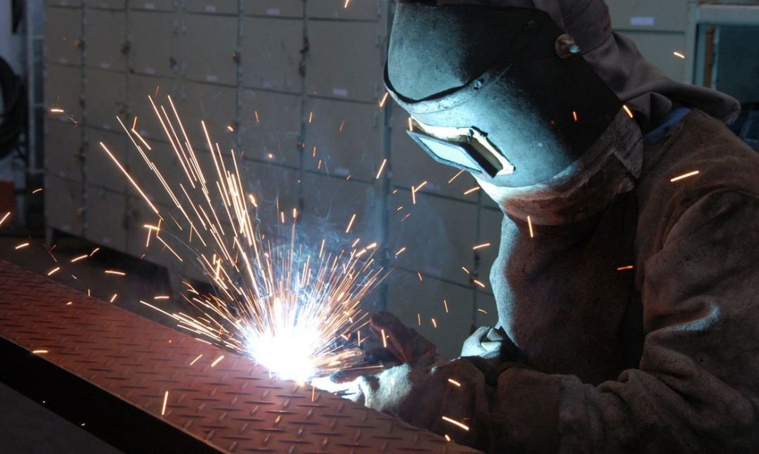 Após dois meses de queda, produção industrial tem ligeira alta de 0,3%
