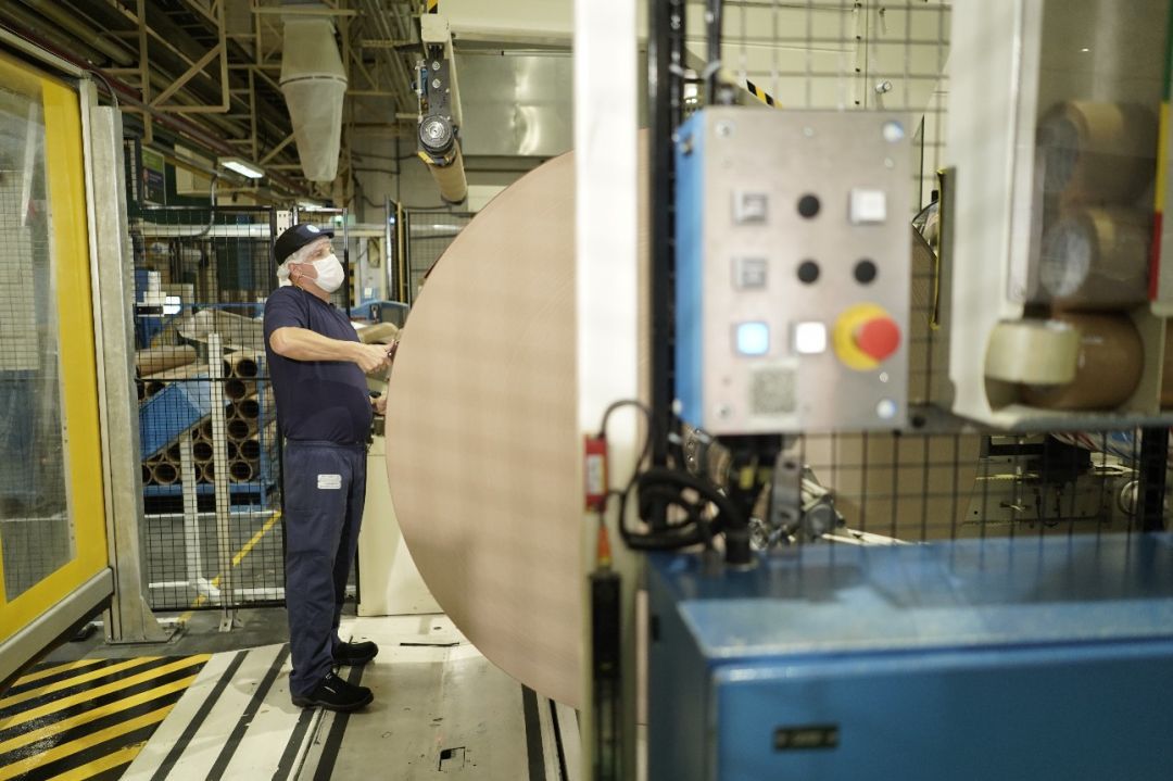 Atividade industrial desacelera em novembro