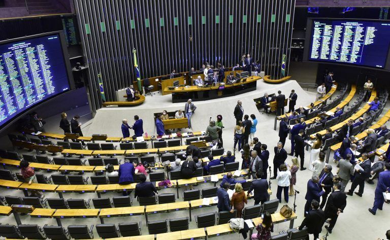 Câmara aprova projeto que limita juros do cartão de crédito