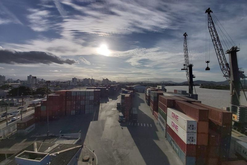 Porto de Itajaí prevê voltar a operar contêiner no início de 2024