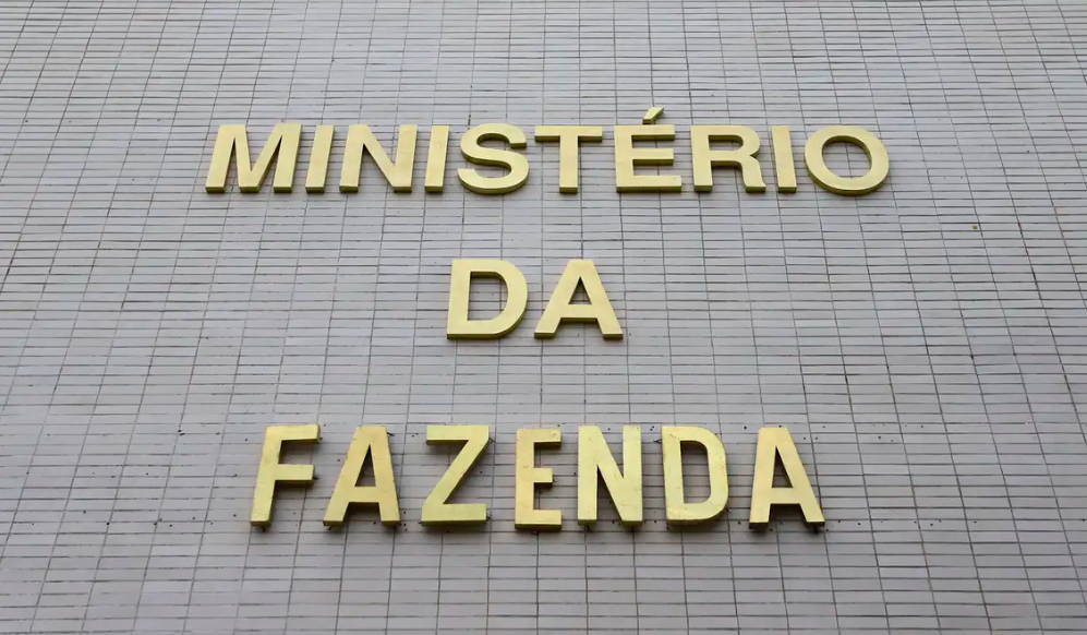 Fazenda reduz previsão oficial de crescimento do PIB para 3%