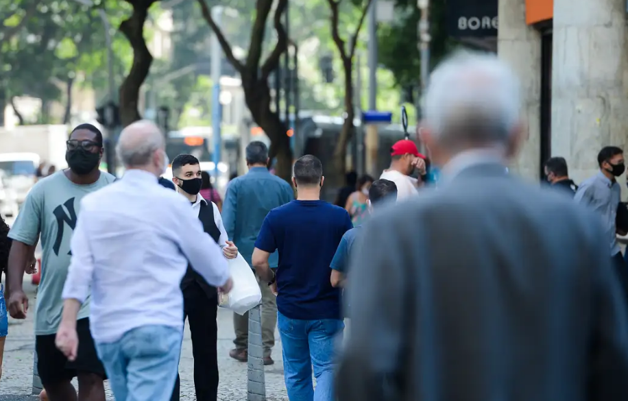 Expectativa de vida sobe para 75,5 anos após queda na pandemia