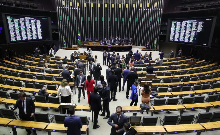 Câmara aprova projeto de isenção do IR para quem ganha até dois salários mínimos