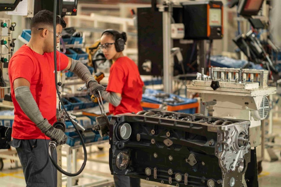 Produção industrial recua em fevereiro