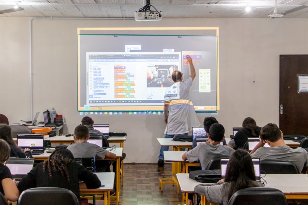 Paraná vai qualificar 3 mil jovens em TI