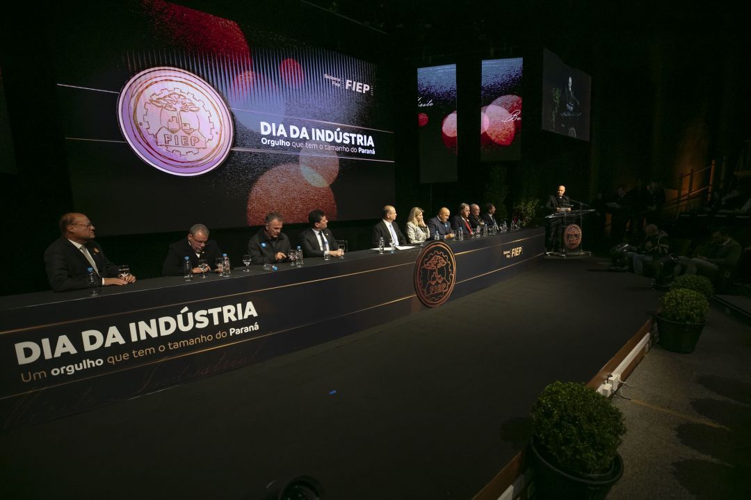Fiep homenageia industriais de todas as regiões do Paraná