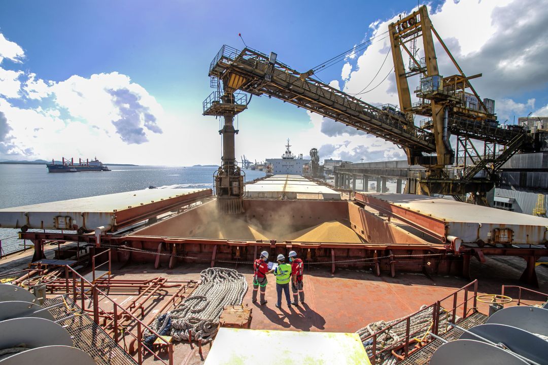 Desvalorização de commodities faz superávit comercial recuar