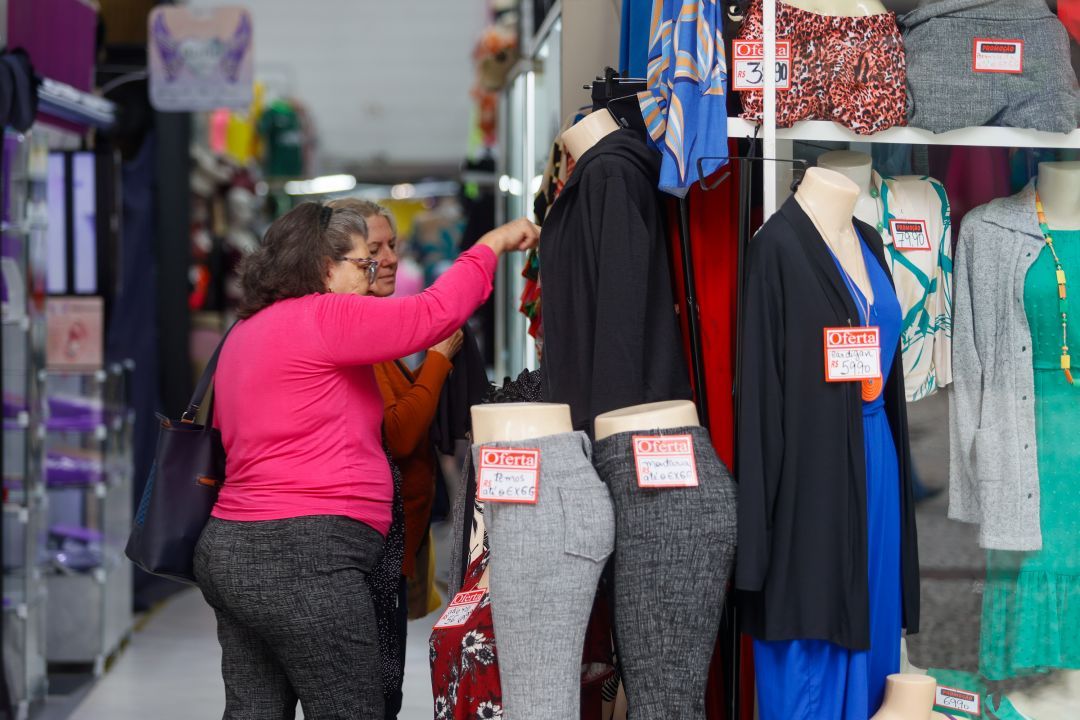 Intenção de consumo das famílias tem nova queda
