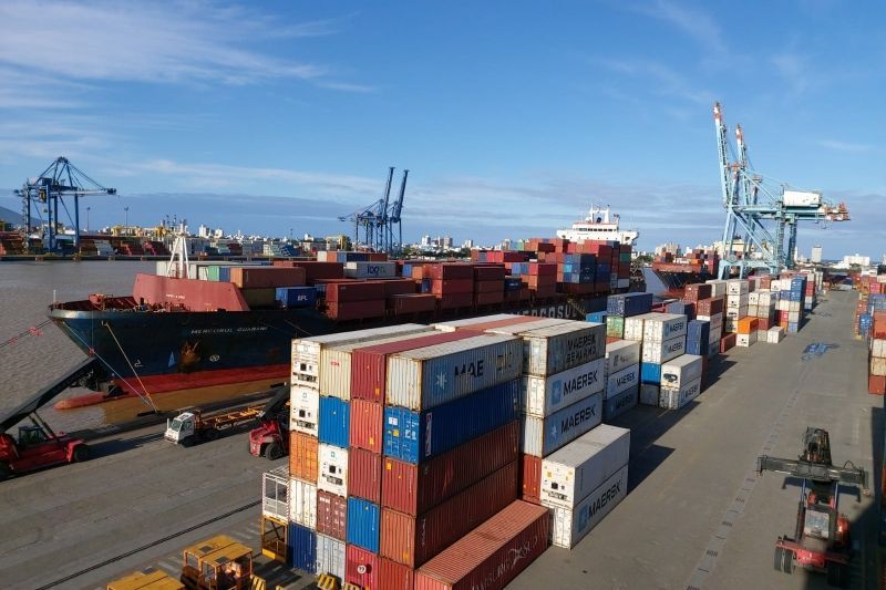 Greve nos portos dos EUA e crise no Oriente Médio afetam navegação