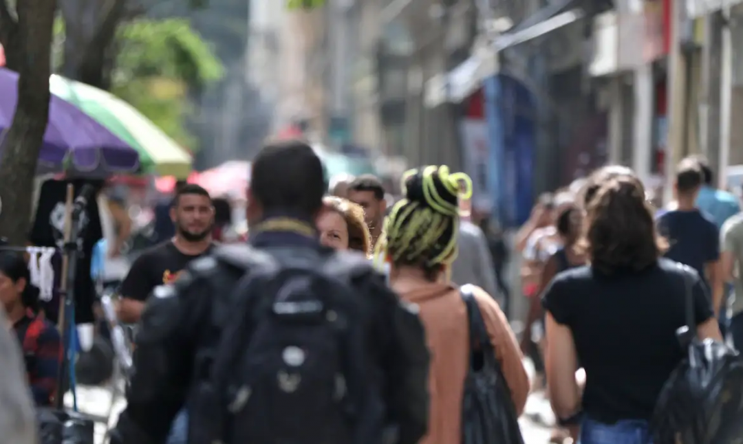 Empresas pagavam, em média, 15,8% mais a homens que a mulheres em 2023